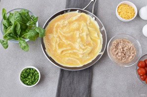 Омлет с тунцом и помидорами