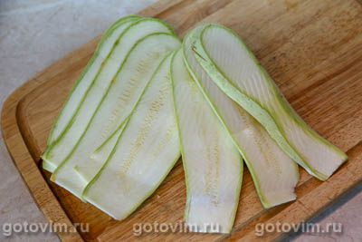 Рулетики из кабачков с беконом и сыром, запеченные в формочках для кексов Рулетики из кабачков с беконом и сыром, запеченные в формочках для кексов