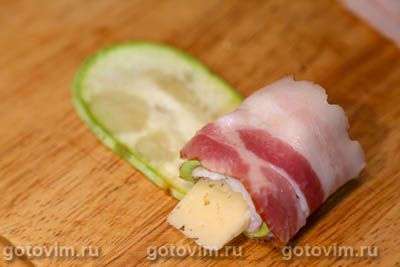 Рулетики из кабачков с беконом и сыром, запеченные в формочках для кексов Рулетики из кабачков с беконом и сыром, запеченные в формочках для кексов