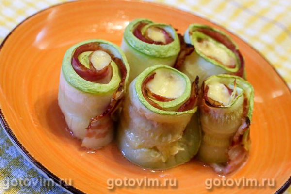 Рулетики из кабачков с беконом и сыром, запеченные в формочках для кексов Рулетики из кабачков с беконом и сыром, запеченные в формочках для кексов