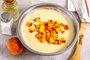 Творожная запеканка с персиками в мультиварке