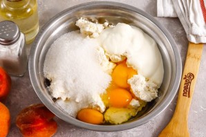 Творожная запеканка с персиками в мультиварке