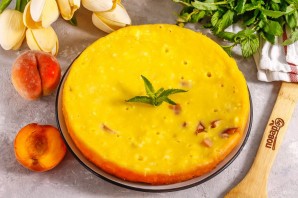 Творожная запеканка с персиками в мультиварке