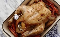 Великолепная запеченная курочка: просто и вкусно Великолепная запеченная курочка: просто и вкусно