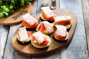 Баклажаны запеченные с сыром, помидорами и беконом