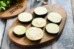 Баклажаны запеченные с сыром, помидорами и беконом