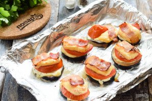 Баклажаны запеченные с сыром, помидорами и беконом