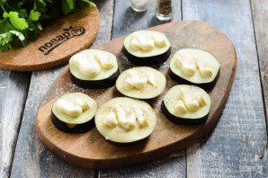 Баклажаны запеченные с сыром, помидорами и беконом