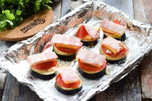 Баклажаны запеченные с сыром, помидорами и беконом