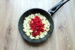 Блинчики с яблоком и брусникой