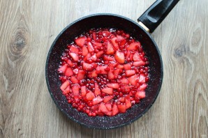 Блинчики с яблоком и брусникой