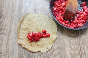 Блинчики с яблоком и брусникой