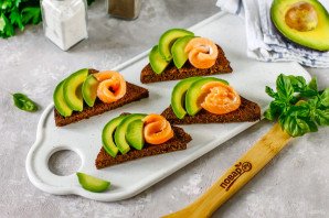 Брускетты с авокадо и семгой