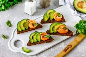 Брускетты с авокадо и семгой