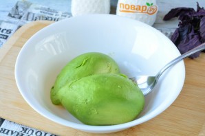 Брускетты с рыбой и авокадо