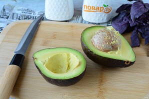 Брускетты с рыбой и авокадо