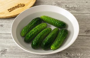 Быстрые малосольные огурцы в пакете Быстрые малосольные огурцы в пакете