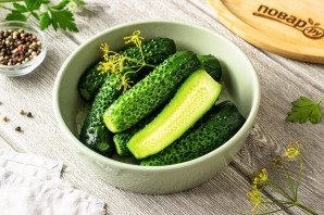 Быстрые малосольные огурцы в пакете Быстрые малосольные огурцы в пакете