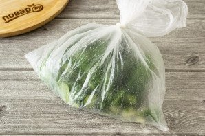 Быстрые малосольные огурцы в пакете Быстрые малосольные огурцы в пакете