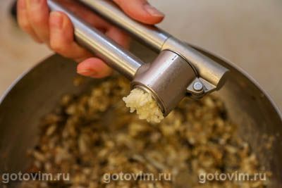 Икра из жареных баклажанов с вареным яйцом Икра из жареных баклажанов с вареным яйцом