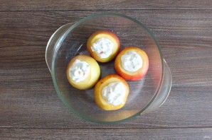 Яблоки запеченные в духовке со сметаной