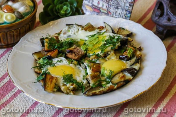 Яичница глазунья с баклажанами Яичница глазунья с баклажанами