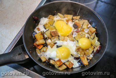 Яичница глазунья с баклажанами Яичница глазунья с баклажанами