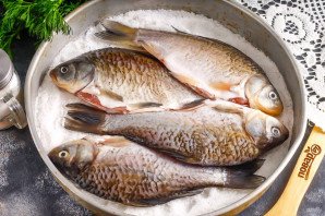 Карась запеченный в соли