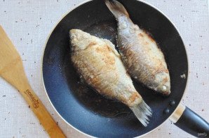 Караси в сливках на сковороде