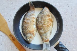 Караси в сливках на сковороде