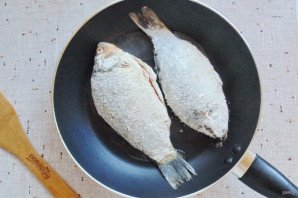 Караси в сливках на сковороде
