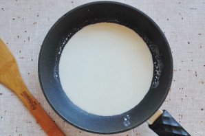 Караси в сливках на сковороде