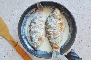 Караси в сливках на сковороде