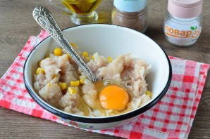 Котлеты из индейки с кукурузой