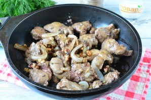 Куриная печень с грецкими орехами