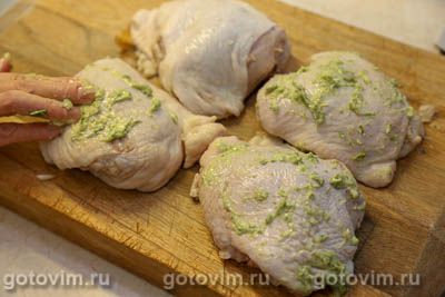 Куриные бедра в духовке, запеченные с зеленым маслом с базиликом Куриные бедра в духовке, запеченные с зеленым маслом с базиликом