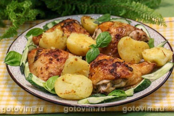 Куриные бедра в духовке, запеченные с зеленым маслом с базиликом Куриные бедра в духовке, запеченные с зеленым маслом с базиликом