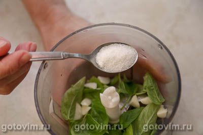 Куриные бедра в духовке, запеченные с зеленым маслом с базиликом Куриные бедра в духовке, запеченные с зеленым маслом с базиликом