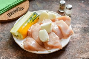 Куриные биточки с цукини и овощами