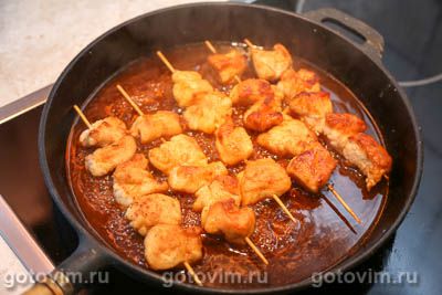 Куриные шашлычки на шпажках, жаренные в соевом соусе с паприкой