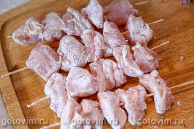 Куриные шашлычки на шпажках, жаренные в соевом соусе с паприкой