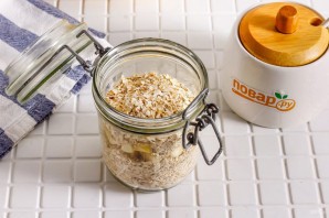 Ленивая овсянка с бананом