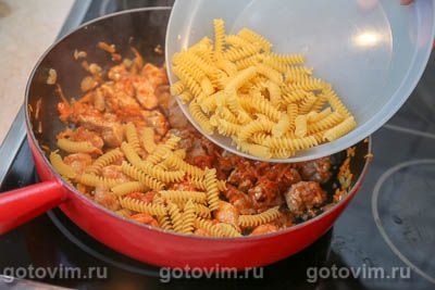 Макароны с мясом на сковороде (без варки)