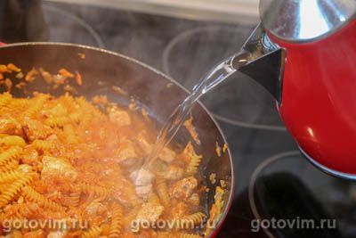 Макароны с мясом на сковороде (без варки)