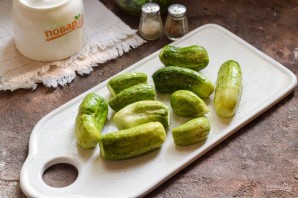 Малосольные огурцы с кинзой и чесноком