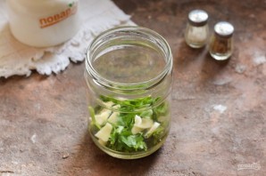 Малосольные огурцы с кинзой и чесноком