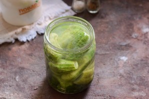 Малосольные огурцы с кинзой и чесноком