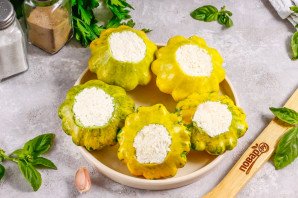 Маринованные патиссоны с сыром фета