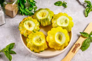 Маринованные патиссоны с сыром фета