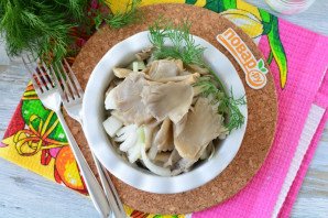 Маринованные вешенки с луком